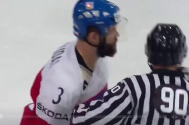 WCH-17. Radko Gudas knocks down Claude Giroux with a no-look punch to the face