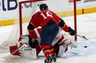 Aleksander Barkov fools Howard in shootout