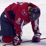 Capitals' Ovechkin shaken up after collision with Blackhawks' Hartman