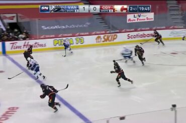 Markstrom takes out Tanner Pearson in a huge collision