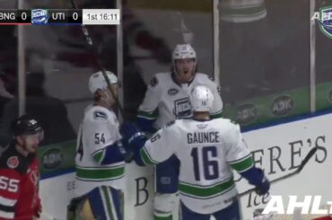 Zack MacEwen does it again for the Comets