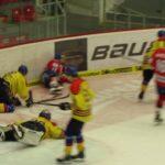 Motor ČB - Pardubice 1:3, 2016-17, junioři (zákrok Jiřího Patery proti Martinovi Kautovi)