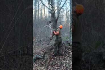 Hanging a BIG WOODS Buck Overnight! 🦌