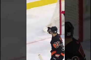 This no-look pass from Oskar Lindblom is 🔥 @nhl @nhlflyers
