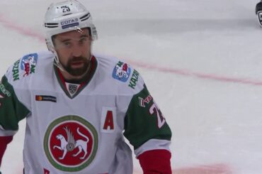 Романов забрасывает первую шайбу в КХЛ