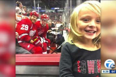 When Red Wings Dylan Larkin, Steve Ott photobomb young fan during 2016 game