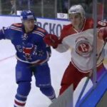 Линдстрём припечатывает Бердюкова / Lindstrom staples Berdyukov to the boards