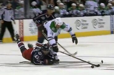 Jamie Benn fights off multiple defenders to score