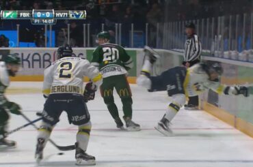 Här missar Ullström tacklingen och flyger rakt in i sargen - TV4 Sport