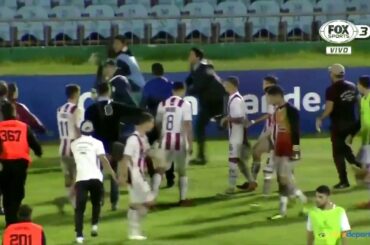 Jugadores de River Plate corrieron a Preciado, de Independiente del valle, y agarró el banderin