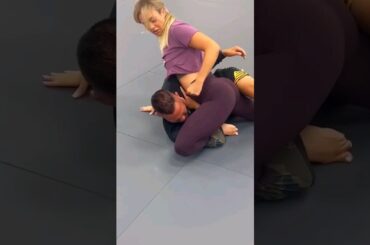 Laura Sanko shows off some MMA technique 📽 @OneOnOneMMA