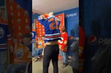 Klim Kostin was against a photo with a Calgary fan, but found the perfect way out of the situation 👍