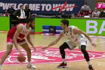 Auflösung bei Würzburg gegen Bamberg: Justin Robinson am Unterarm von Cameron Hunt