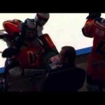 Mika Zibanejad tacklar John Klingberg över sargen | 11-02-21 |