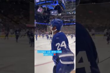 Wayne Simmonds had a wholesome moment before the @mapleleafs took the ice
