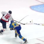 Jordan Binnington makes unbelievable diving stick save vs. Capitals