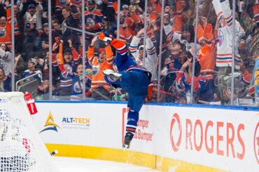 Hyman goes upstairs off the McDavid feed 😱💧💯