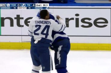 Wayne Simmonds fights Pat Maroon after chirping back and forth for a while. April 21st, 2022