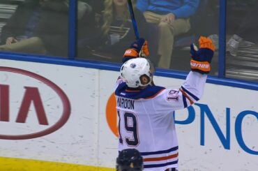 A look at Patrick Maroon's goal celebration