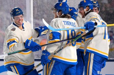 Cam Fowler breaks the ice in the Winter Classic! 🎺🎶