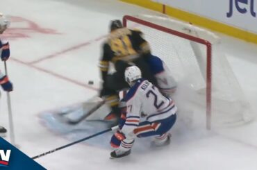 Oilers' Stuart Skinner heads down tunnel after taking hard hit from Nikita Zadorov