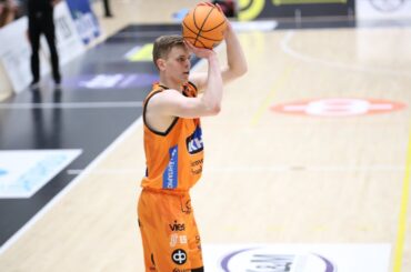 Henri Kantonen iskee taululle 23 pistettä Lahti Basketballia vastaan