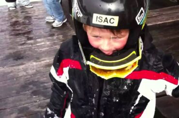 Isac berättar om sin blöta kläder.