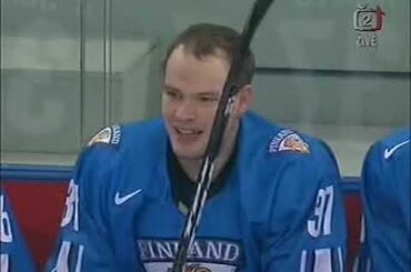 Faul Jarkka Ruutua na Jaromíra Jágra – Zimní olympijské hry 2006 (Turín)