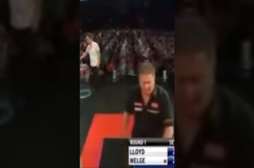 Eskalation: Collin Lloyd boxt auf das Dartboard ein 😳🤯😳 incident bei der Dart-WM #darts #shorts
