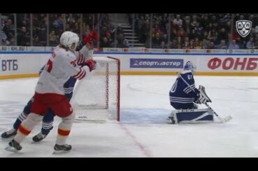 Маннинен подставляет клюшку, сравнивает счет