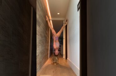 No hands! 🙌🏼 #handstand #handstandchallenge #gymnast #shorts