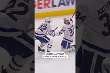 Auston Matthews Gets Some Help After Losing A Skate Blade 🤝