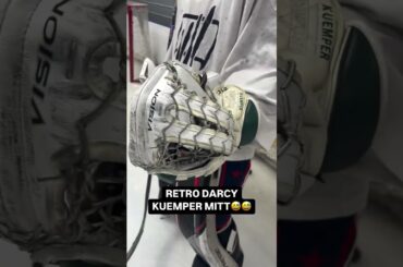Retro Darcy kuemper mitt😅