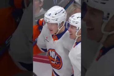 Holmstrom gets Isles on the board QUICKLY! 🇸🇪 Holmström gör Islanders snabbaste mål för säsongen!