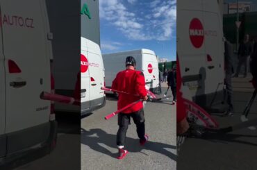 Palát zpátky v Česku! 🇨🇿 Palat goes from bus straight to the ice in Prague #nhl #globalseries