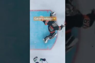 Carter Hart sprawled out for this one 😳
