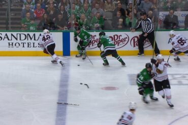Jamie Benn's stick disintegrates into three pieces
