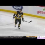 Sidney Crosby drops the gloves with Kyle Connor