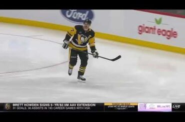 Sidney Crosby drops the gloves with Kyle Connor