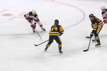 Kevin Hayes scores a goal against the New Jersey Devils