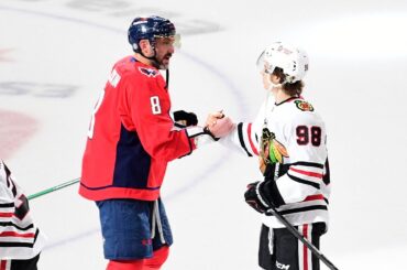 Blackhawks salute Ovechkin after he TIES Wayne Gretzky