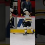 Sacré David Pastrňák! 😂L’attaquant des Bruins vole le bâton de Juraj Slafkovský! 🥴#nhl #canadiens