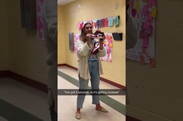 This Teacher knows how to get her students attention 👏📚 #shorts