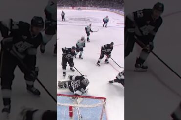 Kuemper does his best HOLTBY impression 🤯👑