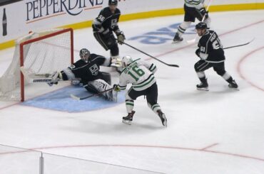 Jonathan Quick stretches for terrific stick save