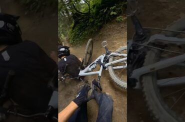 This is why you NEVER ride Carbon Mountain Bikes 😳