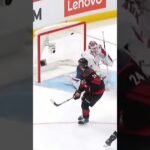 Disons que Logan Thompson a déjà mieux paru… 🥴🎁#nhlplayoffs #capitals