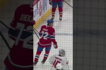 Arber Xhekaj et Tom Wilson s’échangent quelques mots lors de la période d’échauffement 👀