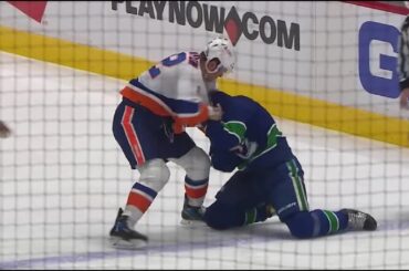 Luke Schenn drop the gloves with Ross Johnston
