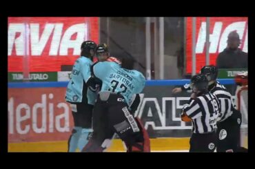 Maalivahti Patrik Bartosak lentää ulos tappelusta